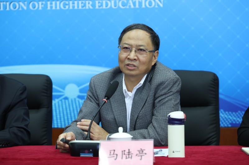 马陆亭作报告.jpg