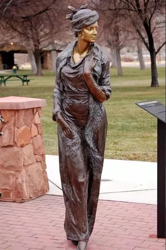 海伦·斯诺雕像背后的故事1.jpg