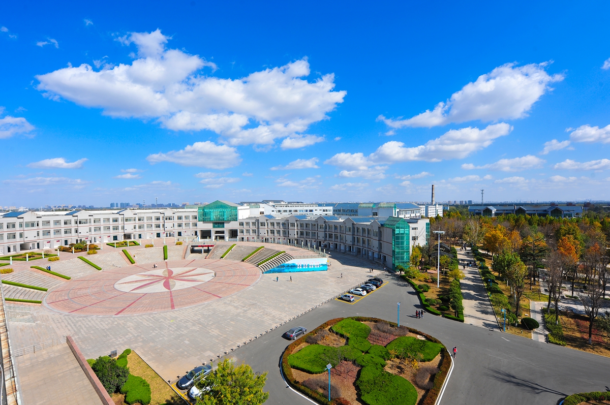 潍坊医学院中和广场.jpg