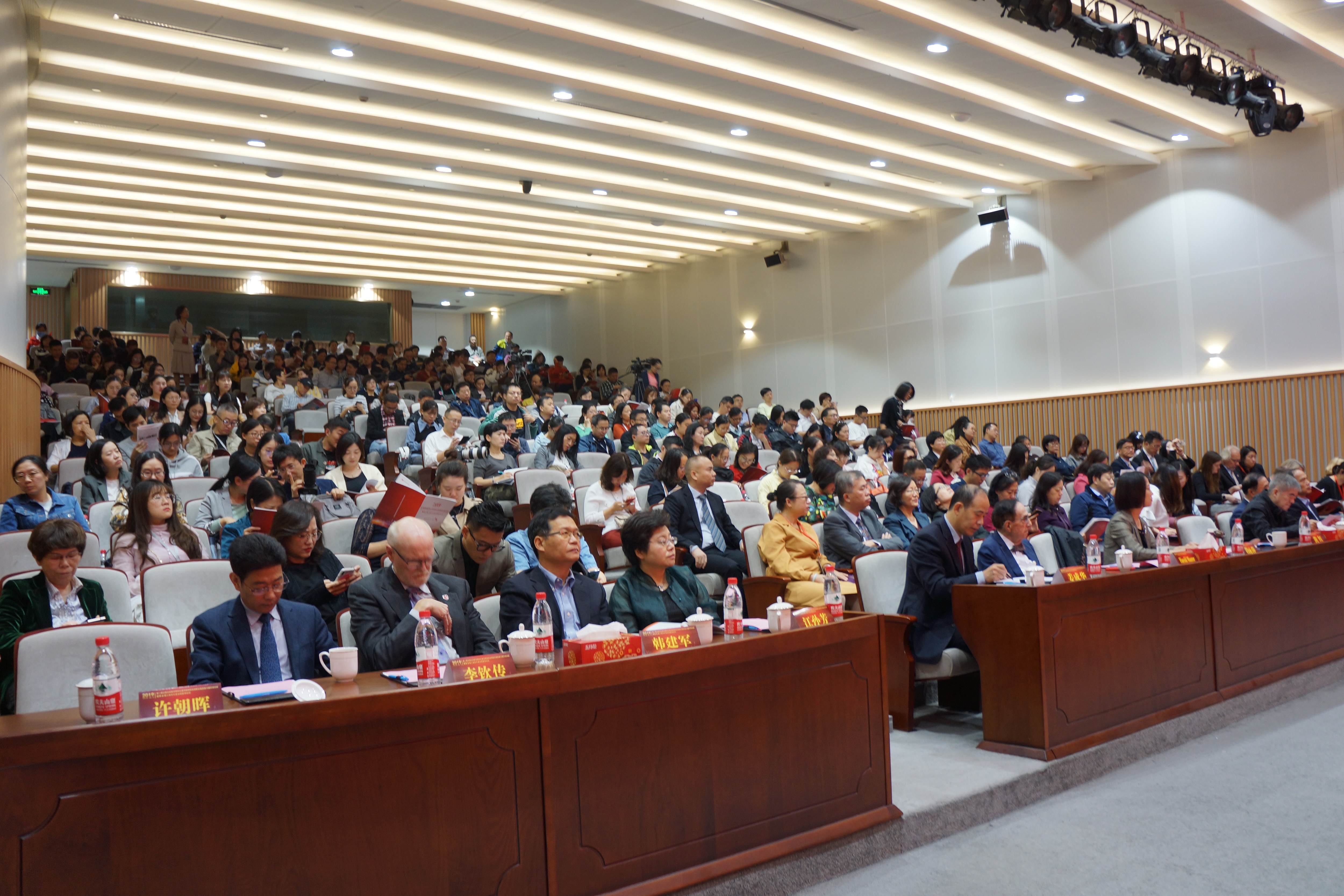 新闻会场（小）.jpg