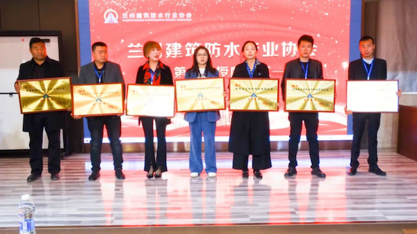 15会员单位授牌仪式图1.png
