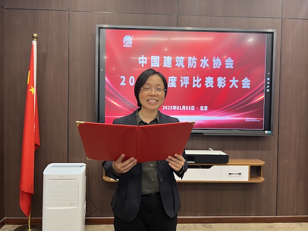 05陈岳宣读表彰决定.jpg