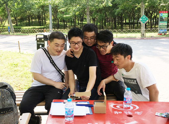 看纸条.jpg