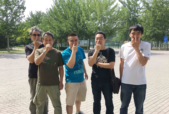 摸鼻子.jpg