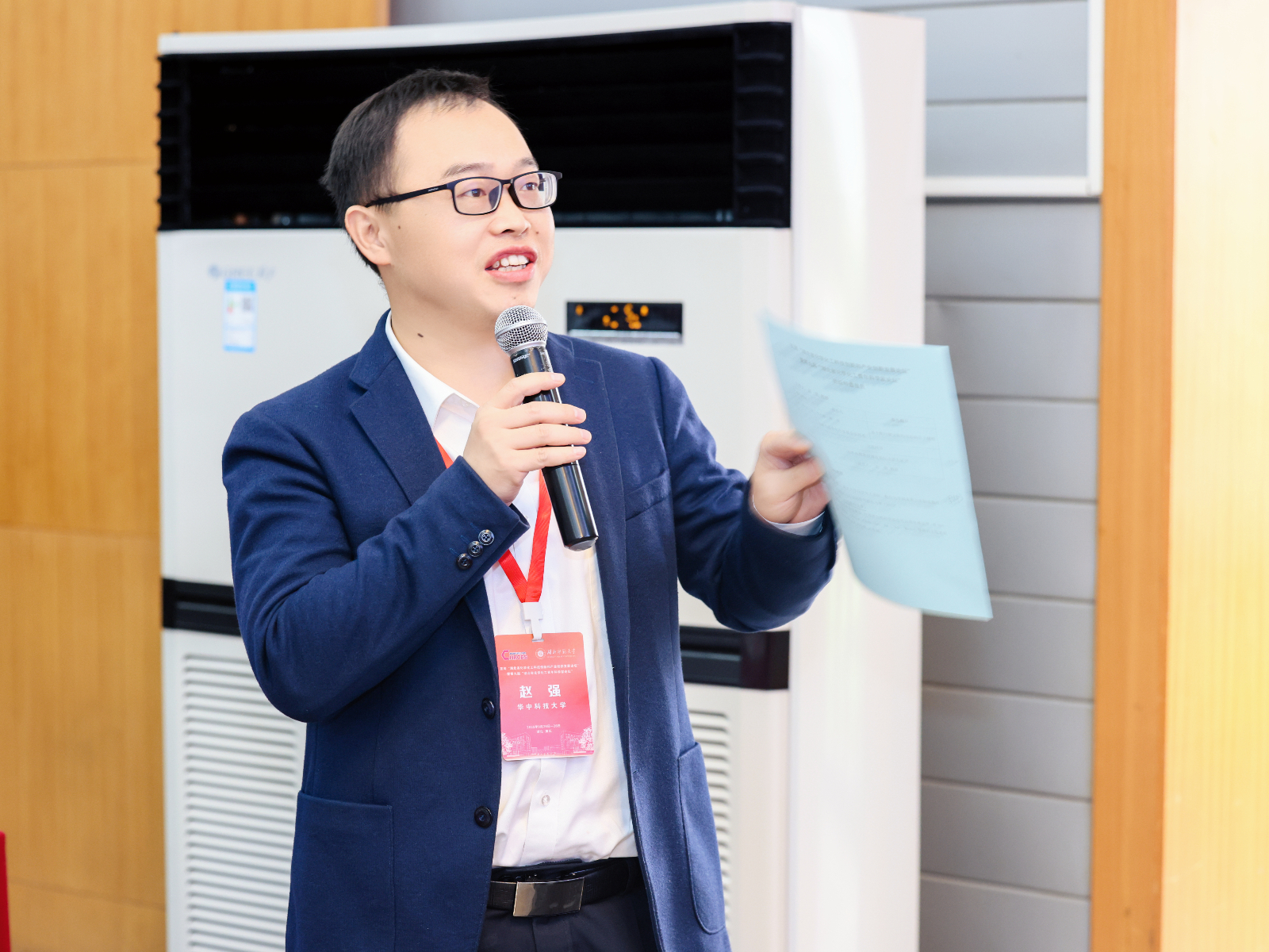 10 赵强教授主持报告.jpg