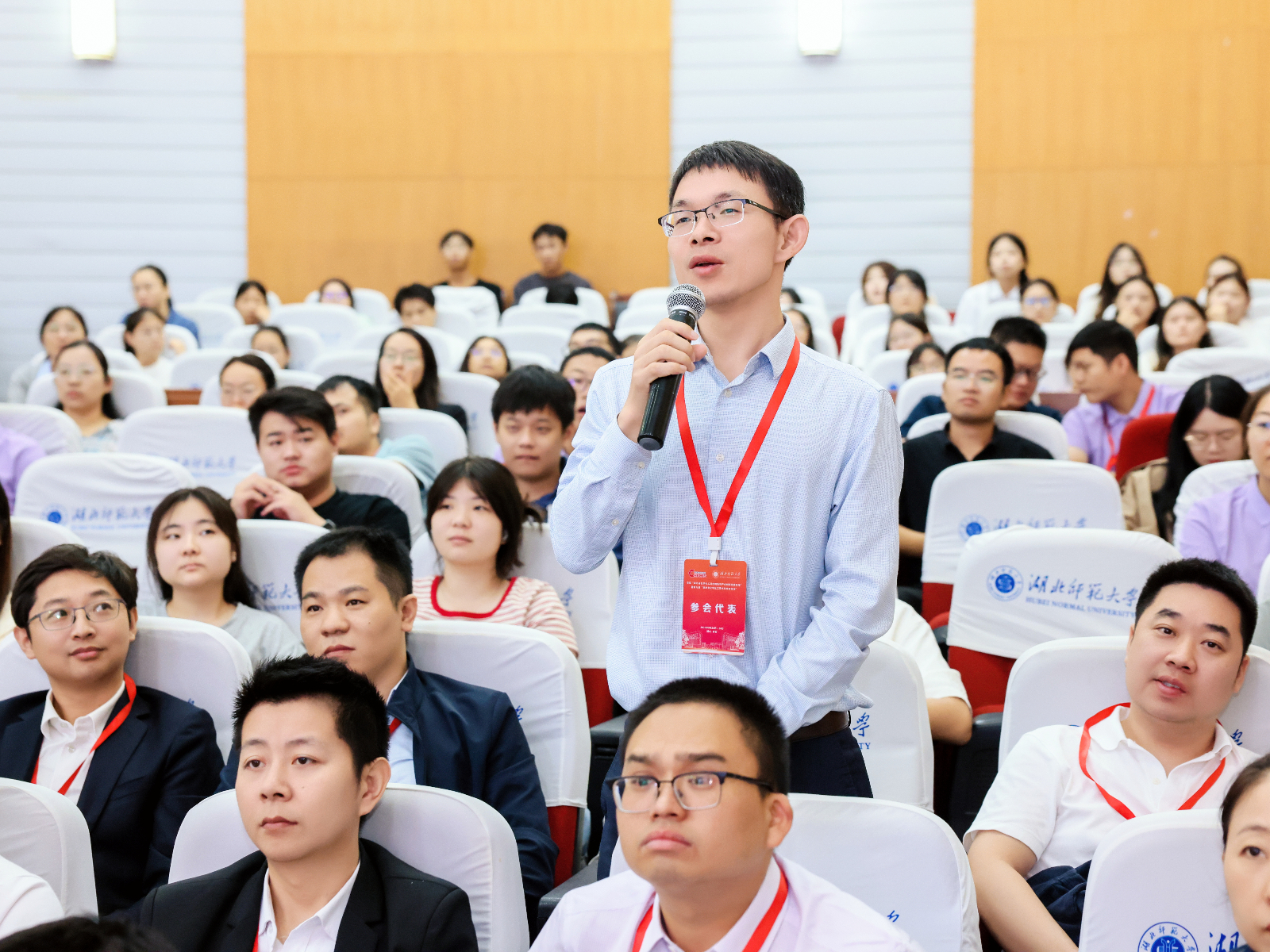 11学术交流.jpg