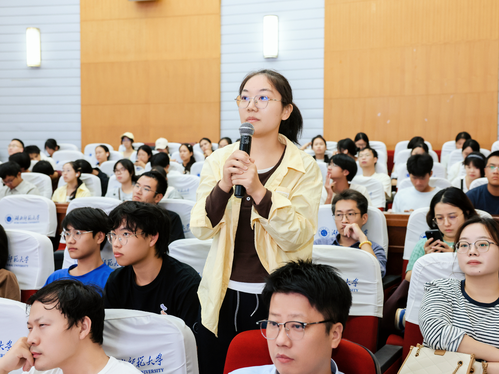 12学术交流.jpg