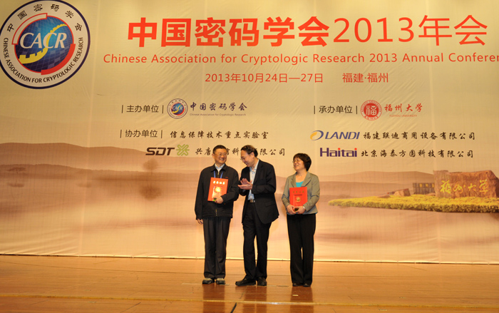 DSC_9306(冯登国副理事长为先进集体颁奖小).jpg