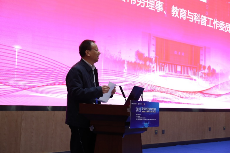 中国密码学会常务理事、教育和科普工作委员会主任委员李子臣主持颁奖典礼.png