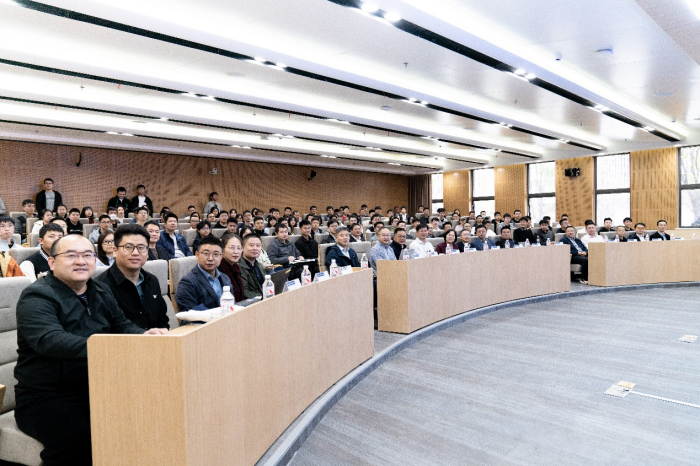 参会人员合影.png