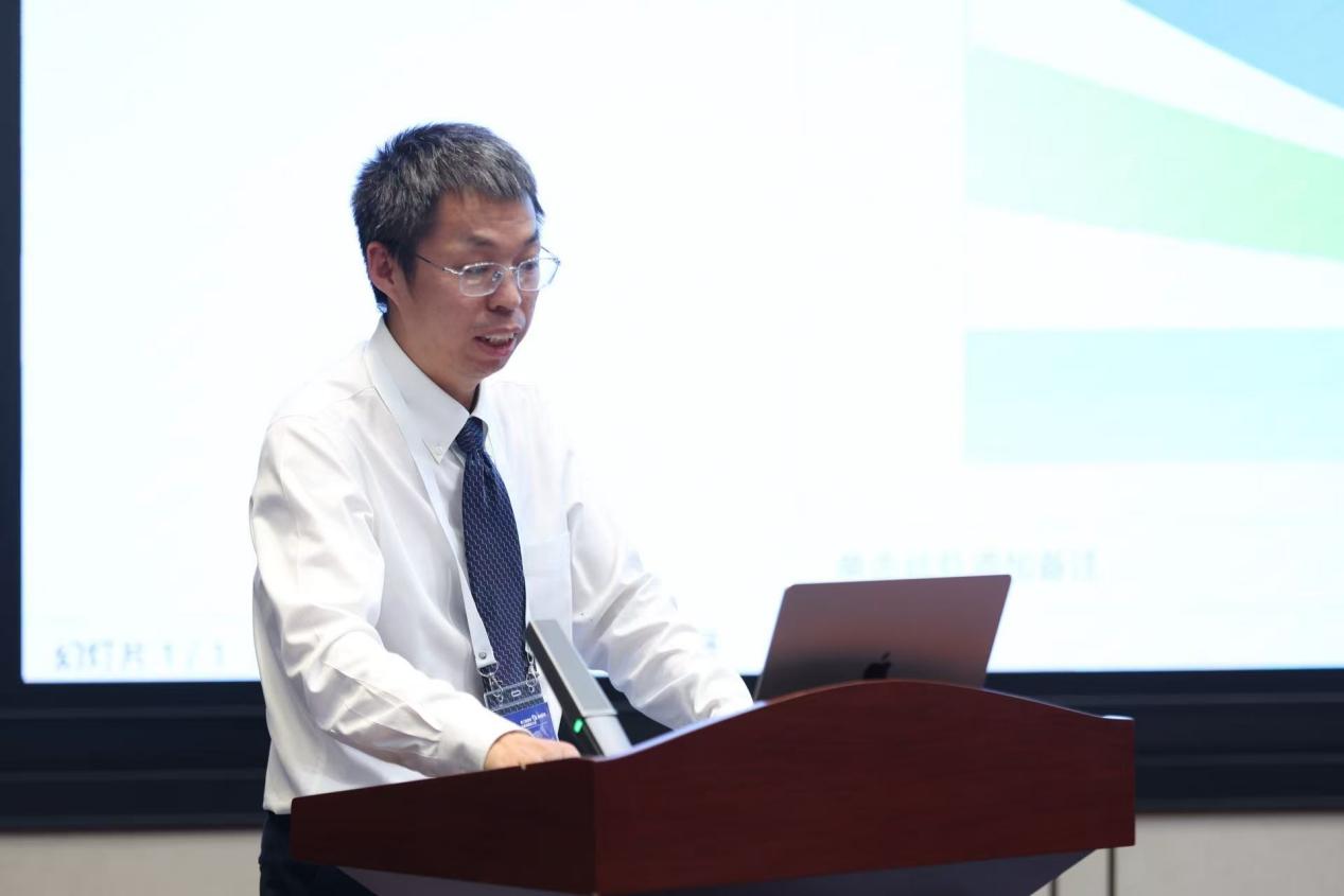 1790238816354760.jpg 中国建筑节能协会秘书长吴景山主持会议并作报告.jpg