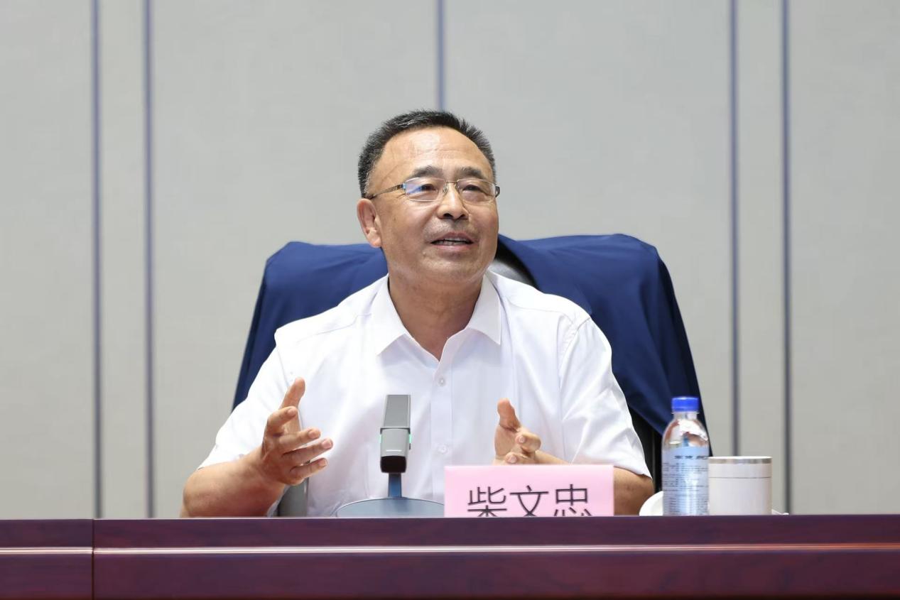 1790238965372107.jpg 中国建筑节能协会副会长柴文忠出席会议.jpg
