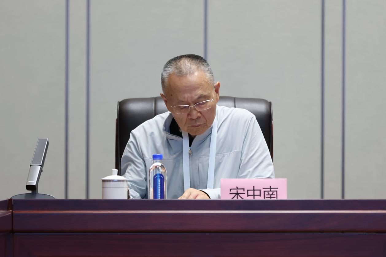 1790238984369148.jpg 中国建筑节能协会副会长宋中南出席会议.jpg