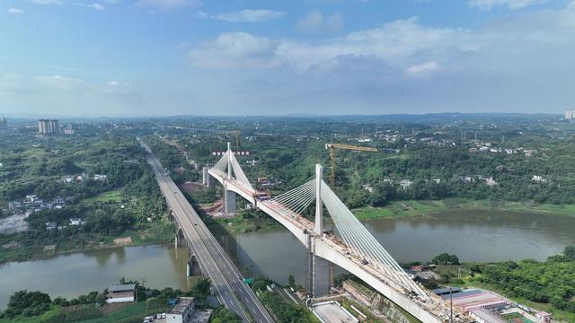 隆黄铁路隆昌至叙永段扩能改造工程泸州沱江铁路特大桥顺利合龙,为