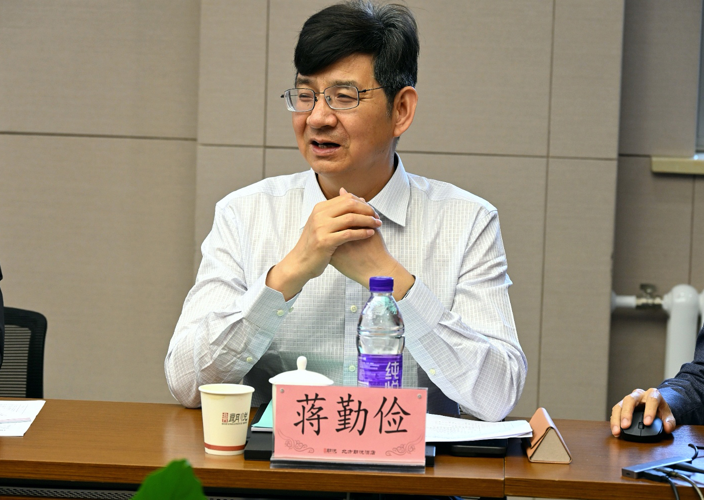 中國(guó)混凝土與水泥制品協(xié)會(huì)預(yù)制混凝土構(gòu)件分會(huì)理事長(zhǎng)、北京預(yù)制建筑工程研究院院長(zhǎng)蔣勤儉代表標(biāo)準(zhǔn)編制組致辭.jpg