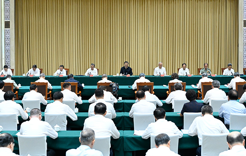 8月26日，中共中央總書記、國(guó)家主席、中央軍委主席習(xí)近平在結(jié)束出席金磚國(guó)家領(lǐng)導(dǎo)人第十五次會(huì)晤并對(duì)南非進(jìn)行國(guó)事訪問(wèn)回到國(guó)內(nèi)后，在烏魯木齊專門聽取新疆維吾爾自治區(qū)黨委和政府、新疆生產(chǎn)建設(shè)兵團(tuán)工作匯報(bào)，發(fā)表了重要講話。