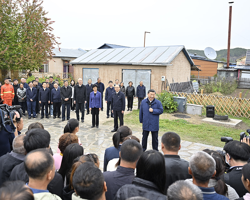 9月6日至8日，中共中央總書(shū)記、國(guó)家主席、中央軍委主席習(xí)近平在黑龍江考察。這是6日下午，習(xí)近平在大興安嶺地區(qū)漠河市北極村考察時(shí)，同當(dāng)?shù)厝罕娪H切交流。