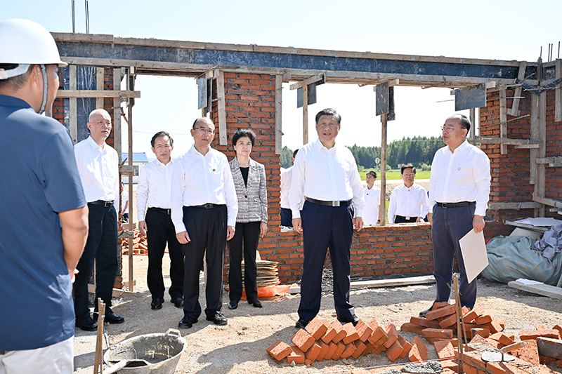 9月6日至8日，中共中央總書(shū)記、國(guó)家主席、中央軍委主席習(xí)近平在黑龍江考察。這是7日上午，習(xí)近平在遭受洪澇災(zāi)害的哈爾濱尚志市老街基鄉(xiāng)龍王廟村，察看水毀房屋重建情況。