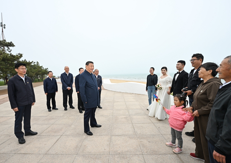 5月22日至24日，中共中央總書記、國家主席、中央軍委主席習(xí)近平在山東考察。這是22日下午，習(xí)近平在日照市陽光海岸綠道同市民親切交流。