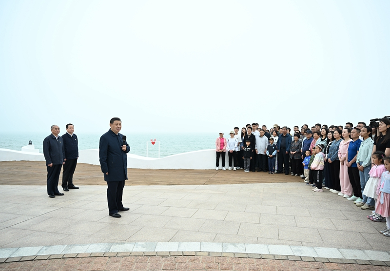 5月22日至24日，中共中央總書記、國家主席、中央軍委主席習(xí)近平在山東考察。這是22日下午，習(xí)近平在日照市陽光海岸綠道同市民和游客親切交流。