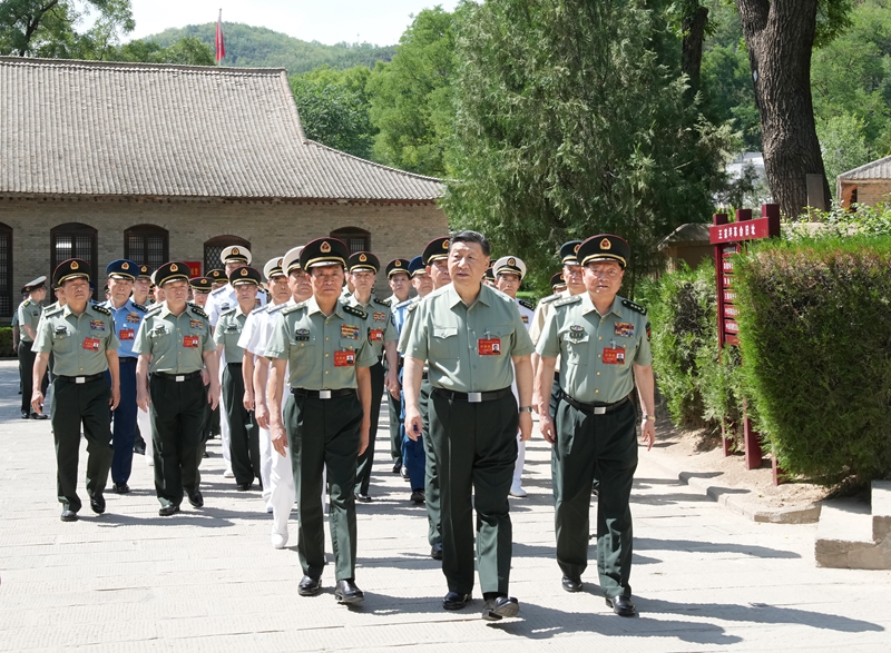 6月17日至19日，中央軍委政治工作會(huì)議在陜西延安召開。中共中央總書記、國(guó)家主席、中央軍委主席習(xí)近平出席會(huì)議并發(fā)表重要講話。這是17日下午，習(xí)近平帶領(lǐng)軍委一班人和各部門各單位主要負(fù)責(zé)同志瞻仰王家坪革命舊址。