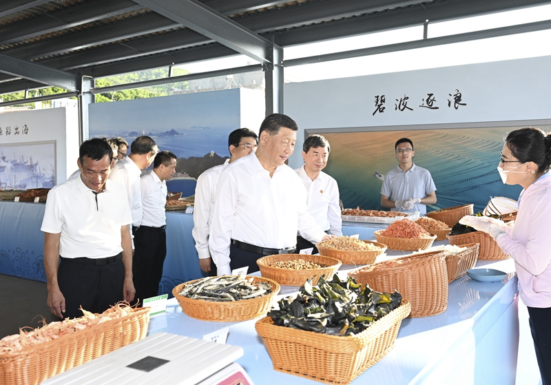 10月15日至16日，中共中央總書記、國家主席、中央軍委主席習(xí)近平在福建考察。這是15日下午，習(xí)近平在漳州市東山縣陳城鎮(zhèn)澳角村考察時(shí)，了解海鮮干貨和漁獲產(chǎn)品交易情況。