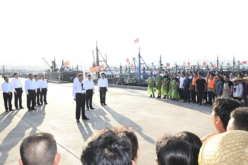 10月15日至16日，中共中央總書記、國家主席、中央軍委主席習(xí)近平在福建考察。這是15日下午，習(xí)近平在漳州市東山縣陳城鎮(zhèn)澳角村考察時(shí)，同漁民們親切交流。