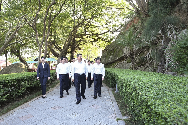 10月15日至16日，中共中央總書記、國家主席、中央軍委主席習(xí)近平在福建考察。這是15日下午，習(xí)近平在漳州市東山縣關(guān)帝文化產(chǎn)業(yè)園考察。