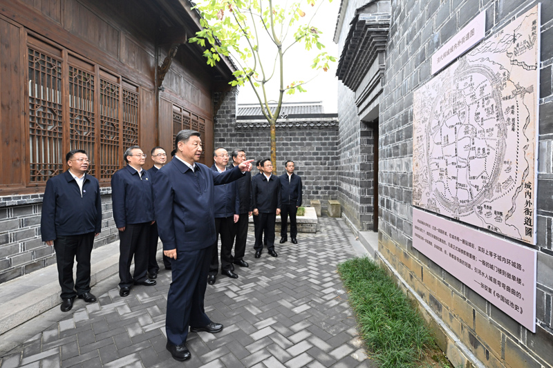 10月17日至18日，中共中央總書記、國家主席、中央軍委主席習(xí)近平在安徽考察。這是17日下午，習(xí)近平在安慶桐城市六尺巷考察。