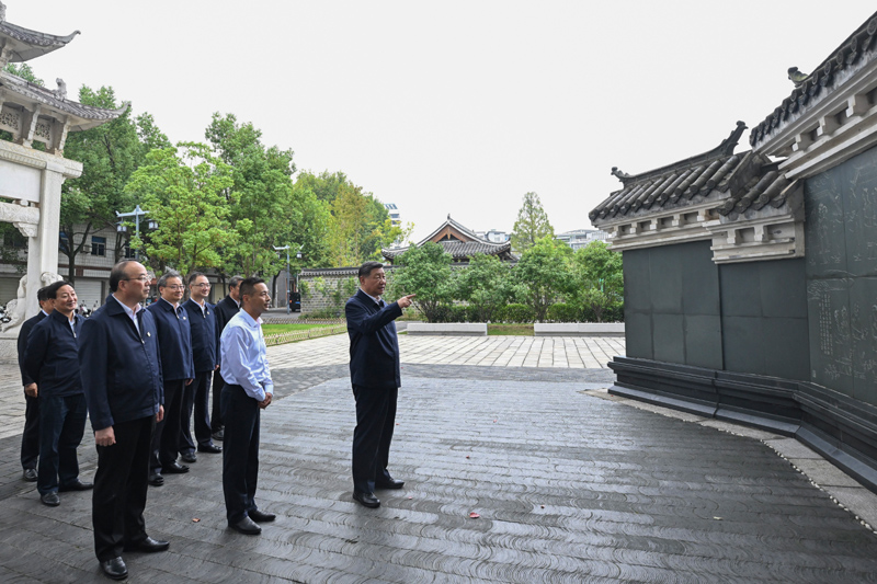 10月17日至18日，中共中央總書記、國家主席、中央軍委主席習(xí)近平在安徽考察。這是17日下午，習(xí)近平在安慶桐城市六尺巷考察。