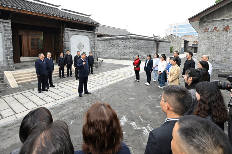 10月17日至18日，中共中央總書記、國家主席、中央軍委主席習(xí)近平在安徽考察。這是17日下午，習(xí)近平在安慶桐城市六尺巷考察時，同當(dāng)?shù)鼐用窈陀慰陀H切交流。