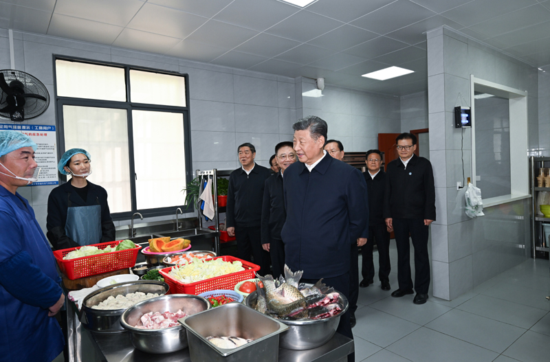 11月4日至6日，中共中央總書記、國家主席、中央軍委主席習(xí)近平在湖北考察。這是5日上午，習(xí)近平在咸寧市嘉魚縣潘家灣鎮(zhèn)四邑村養(yǎng)老服務(wù)驛站食堂考察。