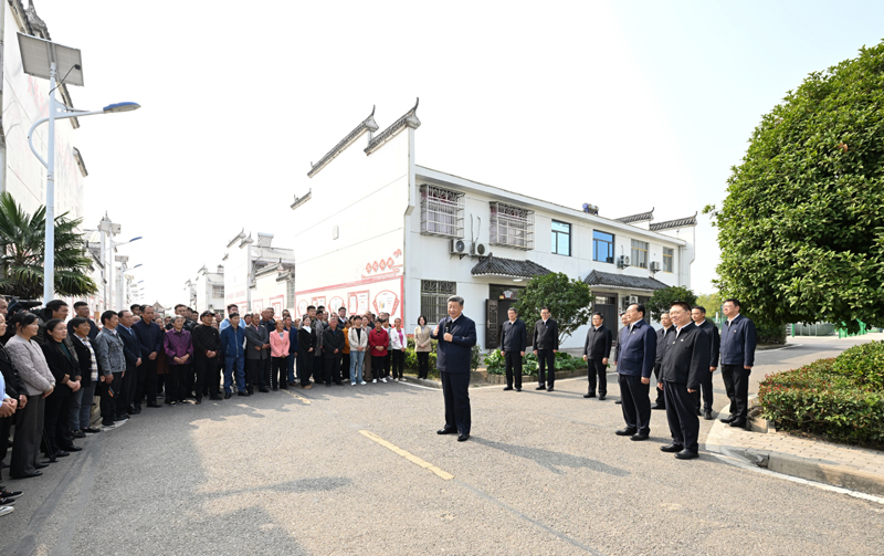 11月4日至6日，中共中央總書記、國家主席、中央軍委主席習(xí)近平在湖北考察。這是5日上午，習(xí)近平在咸寧市嘉魚縣潘家灣鎮(zhèn)四邑村考察時，同村民們親切交流。