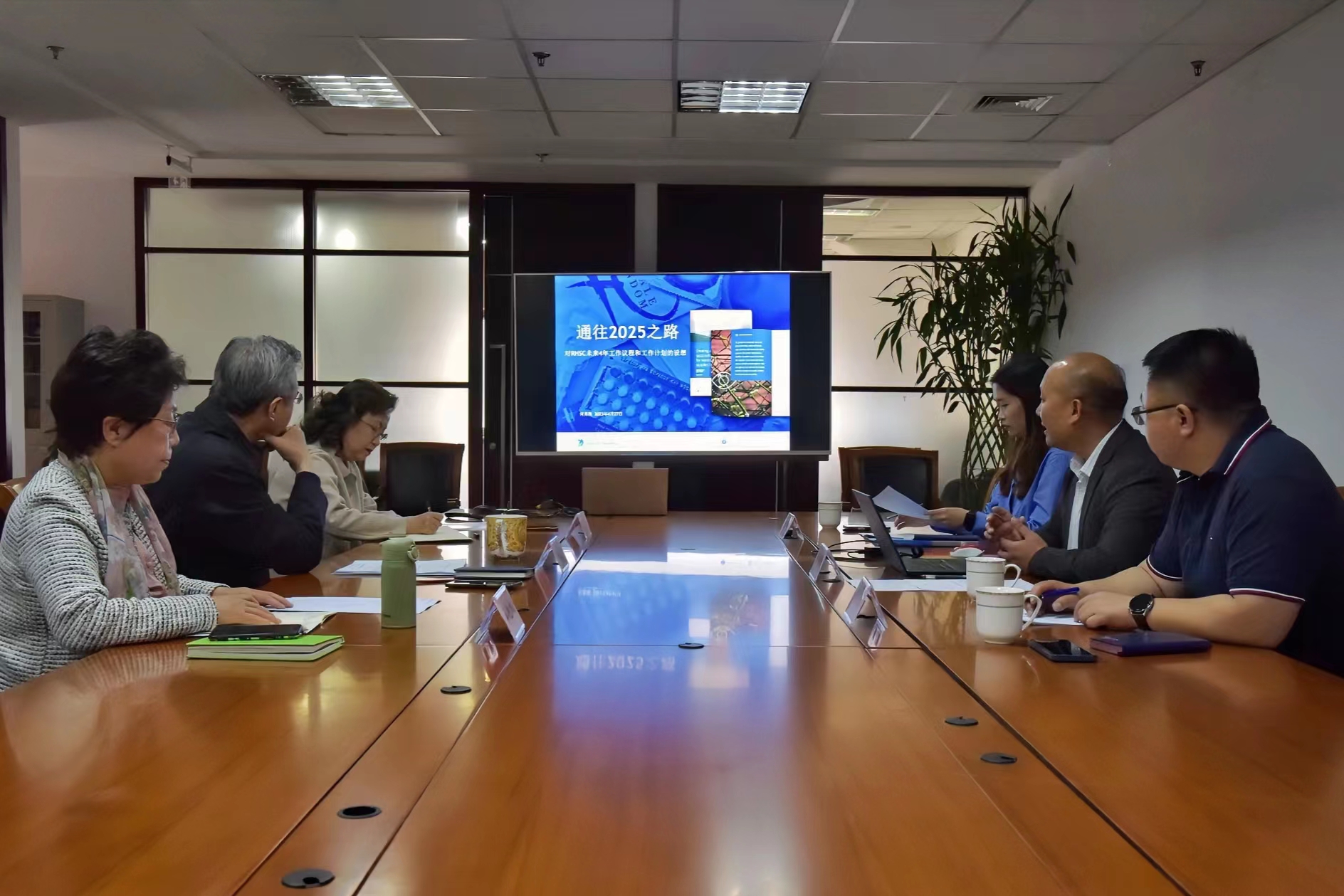 中国生殖健康产业协会仪宏伟会长与国际生殖健康供应联盟何勇刚代表交流座谈，共商《国际生殖健康供应联盟亚洲论坛》落户中国相关事宜