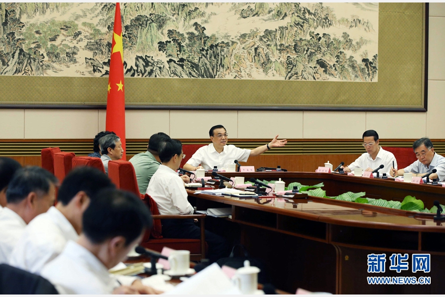 日前，中共中央政治局常委、国务院总理李克强主持国务院专题讲座，讨论加快发展先进制造与3D打印等问题。中共中央政治局常委、国务院副总理张高丽出席。这是8月21日，李克强在听取专家介绍后作重要讲话。 新华社记者 姚大伟 摄
