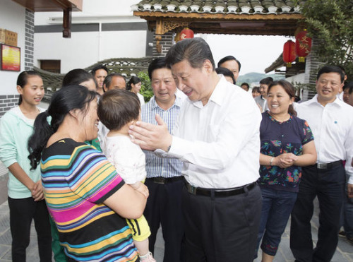资料图：2015年６月16日至18日，中共中央总书记、国家主席、中央军委主席习近平来到贵州遵义、贵阳和贵安新区， 深入农村、企业、学校、园区、红色教育基地，就做好扶贫开发工作、谋划好“十三五”时期经济社会发展进行调研考 察。图片来源：新华网