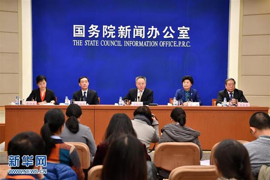 2月7日，国务院新闻办公室在北京举行国务院政策例行吹风会，发展改革委、教育部、财政部、卫生计生委有关负责同志和国务院新闻办新闻发言人出席，介绍2016年人大代表建议和政协委员提案办理相关情况，并答记者问。新华社记者 李鑫摄