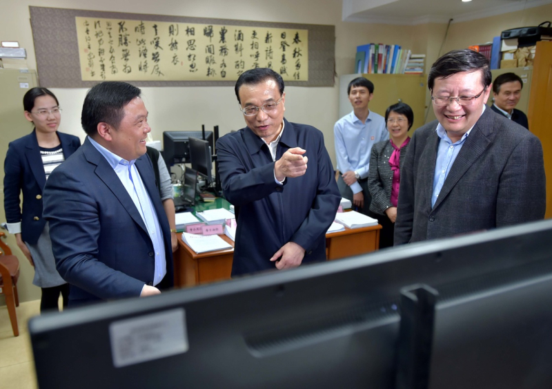 2016年4月1日,李克强在财政部税政司流转税处,向工作人员详细了解营改增工作推进情况。新华社记者 李涛 摄