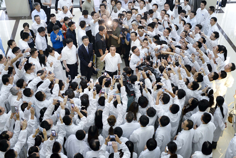 自2015年敦促有关部门提速降费以来，李克强就一直“盯”着这件事不放。当天常务会上，李克强说，经过近年来的快速发展，中国互联网的普及量、消费升级的速度已经和发达国家站在了同一起跑线上，在某些领域甚至还取得了一定优势。