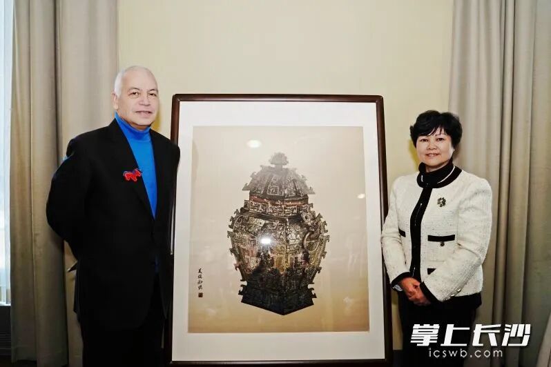 联合国训练研究所纽约办公室主任马克·苏哈索（Marco A. Suazo）与邬建美合影。