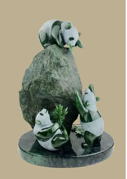 简篇-加拿大玉雕熊猫Panda Bear, Canadian Jade Carving--- By Charles C M Hu 胡昌民作