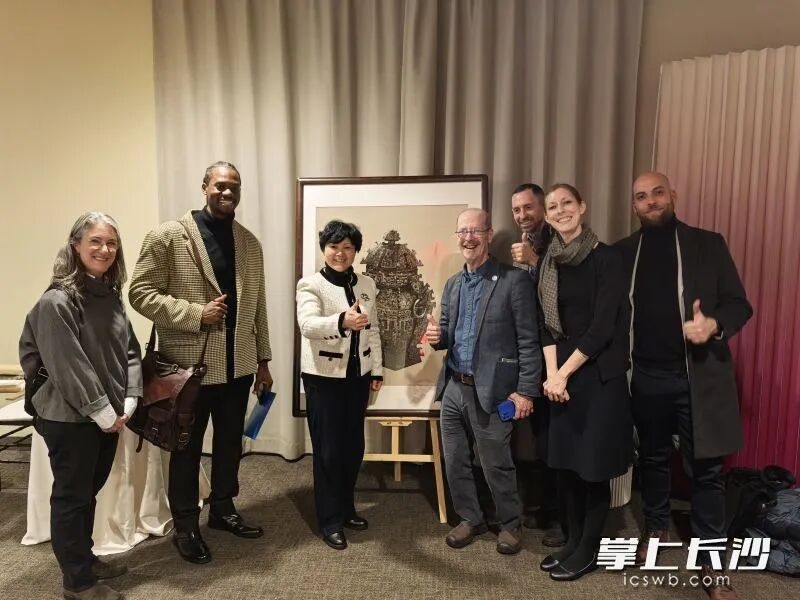 邬建美与外国嘉宾合影。