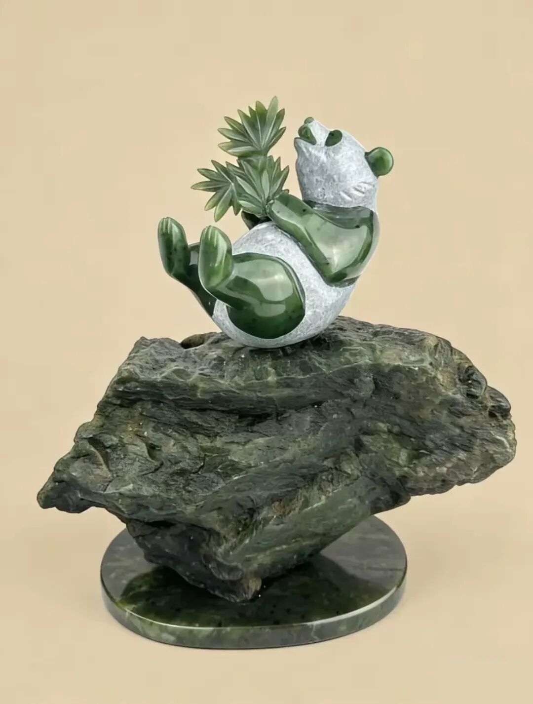 简篇-加拿大玉雕熊猫Panda Bear, Canadian Jade Carving--- By Charles C M Hu 胡昌民作
