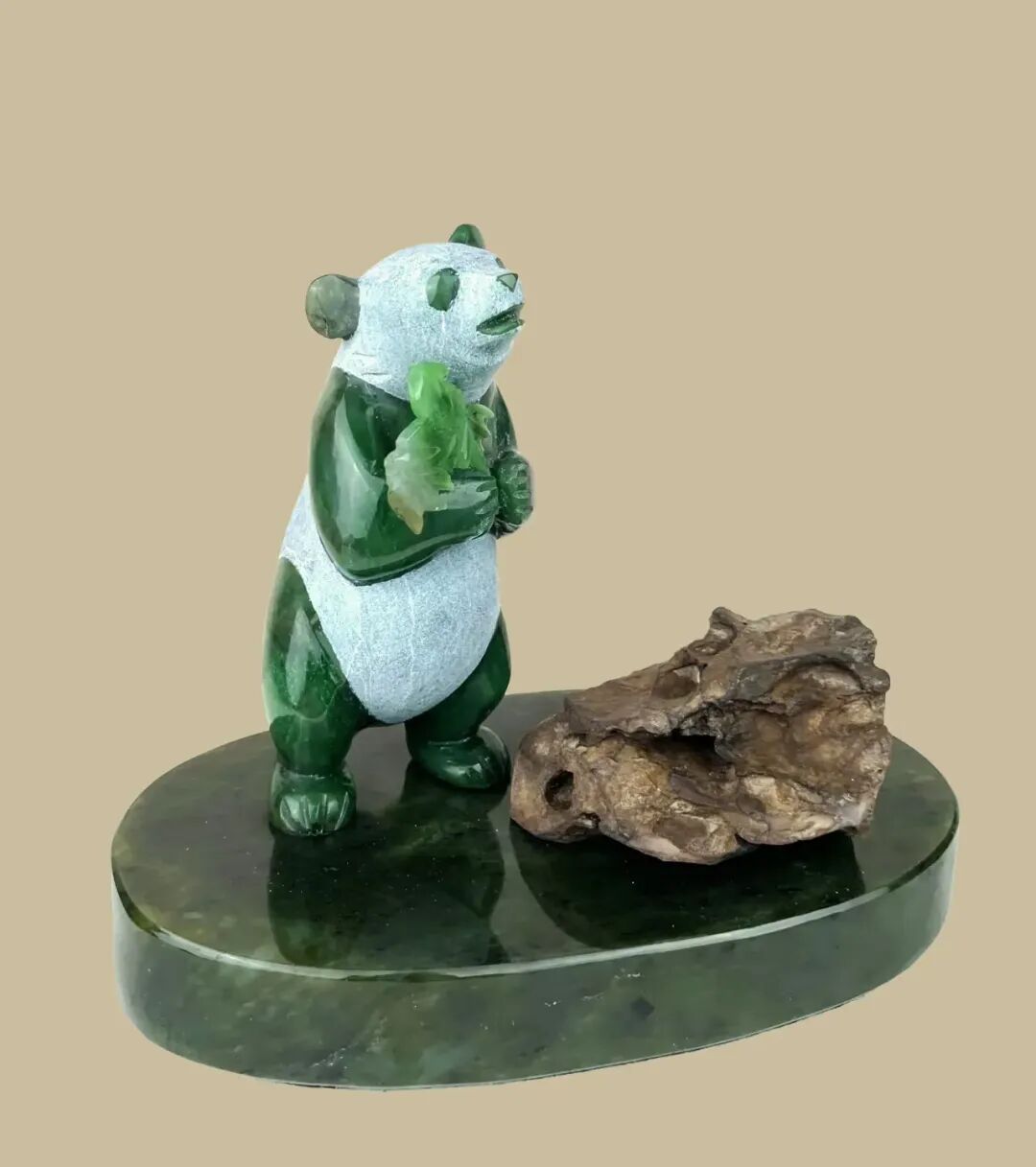 简篇-加拿大玉雕熊猫Panda Bear, Canadian Jade Carving--- By Charles C M Hu 胡昌民作