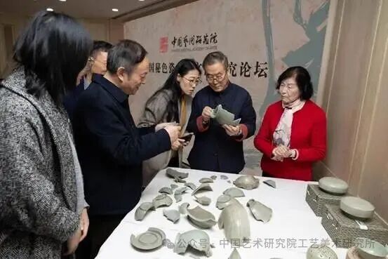 吴越国秘色瓷审美文化研究论坛与会专家观摩秘色瓷标本2(张建生、刘博文摄)