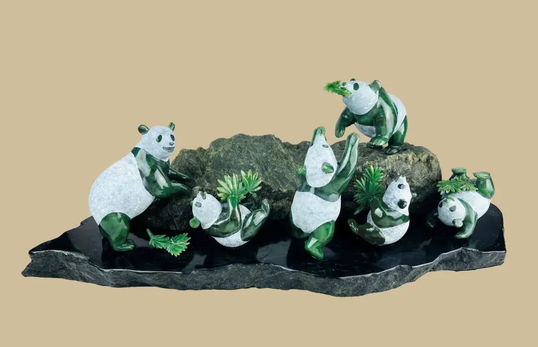 简篇-加拿大玉雕熊猫Panda Bear, Canadian Jade Carving--- By Charles C M Hu 胡昌民作