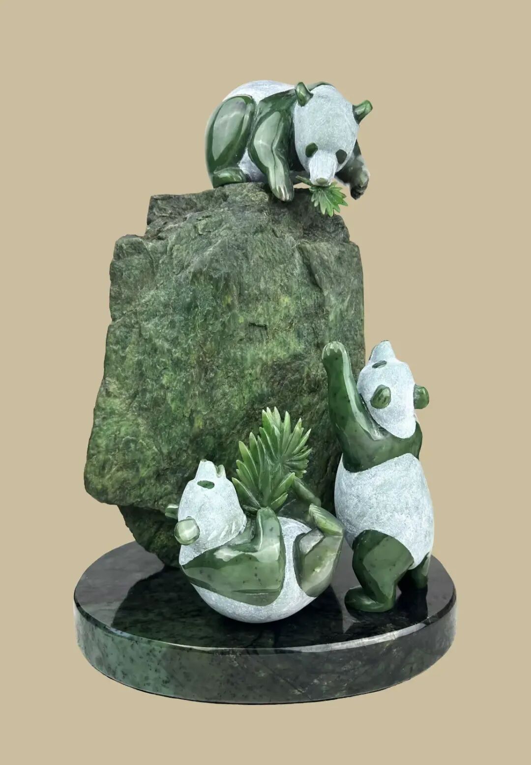 简篇-加拿大玉雕熊猫Panda Bear, Canadian Jade Carving--- By Charles C M Hu 胡昌民作