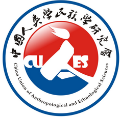 图案将研究会的英文简称“CUAES”融合在一起，字母“A”的外形是“人”字的草书体，形成人的形状，展现了人类学民族学研究会的特色、宗旨、理念和精神风采。