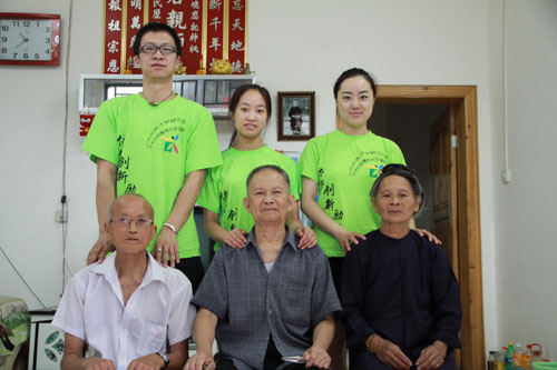 入户调查和村民的合影