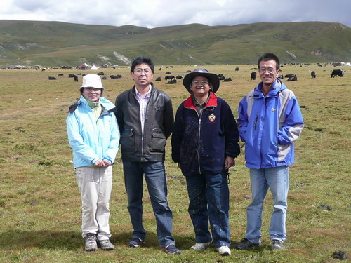 课题组在澜沧江源头玉树州囊谦县卓晓乡优勇村,2009年9月11日,东周才仁摄